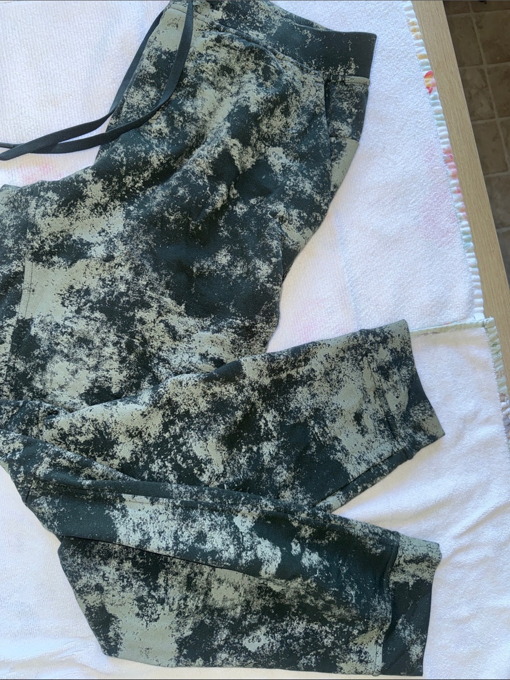Lululemon men’s joggers size large - worn once! EUC!